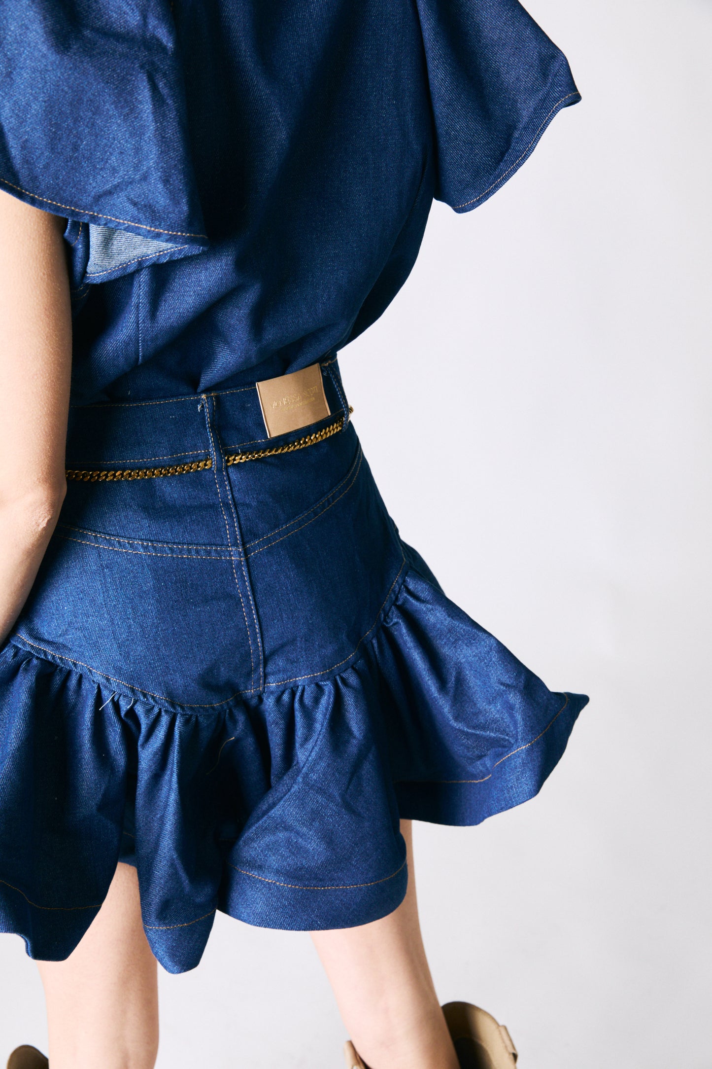 Completo denim con bottoni oro